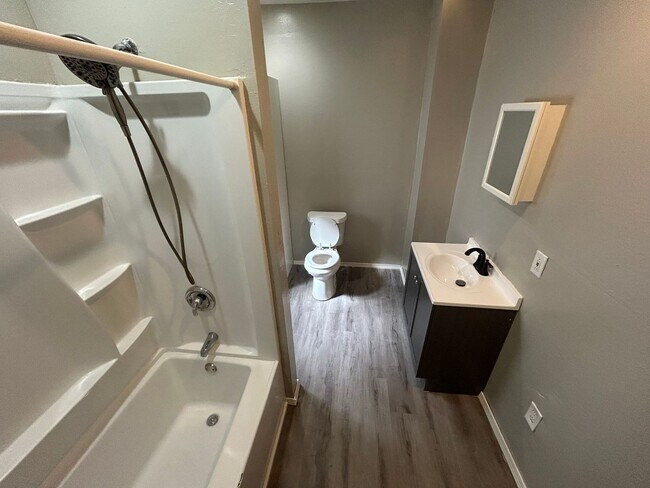 Building Photo - Charming 2-Bed Home Near Ottawa Park & University of Toledo