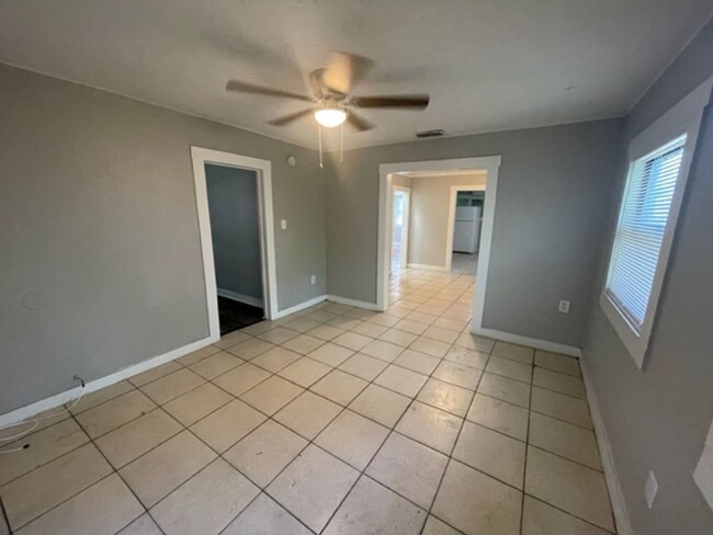 Building Photo - Charming 3bed/1bath Home in St Pete! Avail...