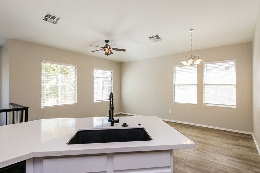 Building Photo - 9233 E Neville Ave