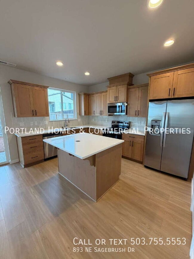 Building Photo - 893 NE Sagebrush Dr