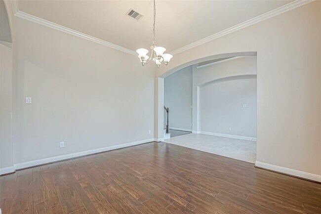 Building Photo - 25719 Oakwood Knoll Dr