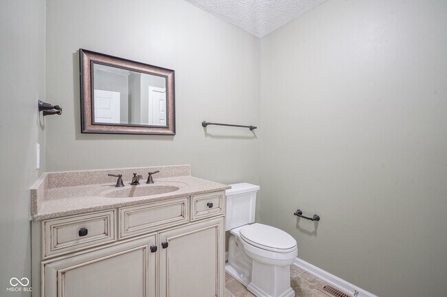 Building Photo - 10924 Lakeshore Dr W