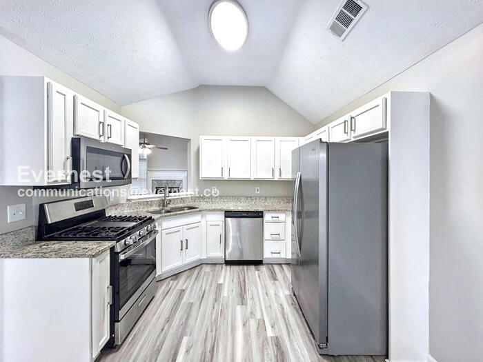 Building Photo - 320 Ashley Woods Dr