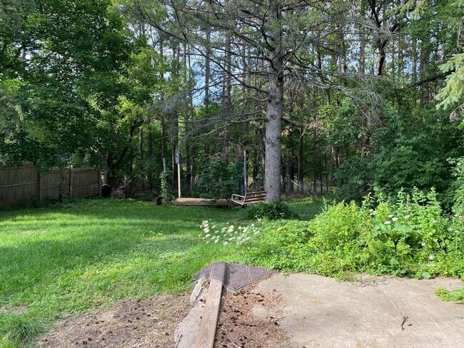 Building Photo - 3 bed 1 bath single family home in Rhinela...