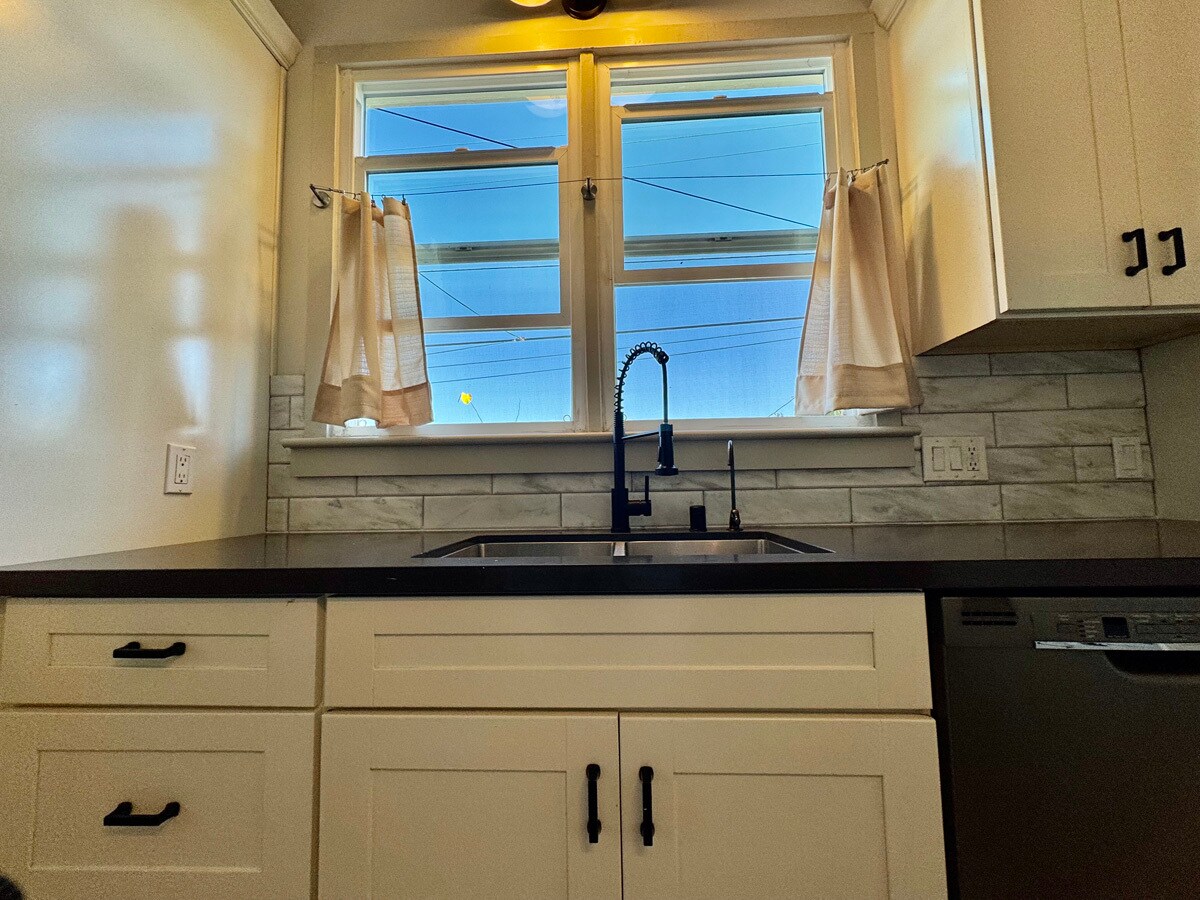 Building Photo - 1054 24th St