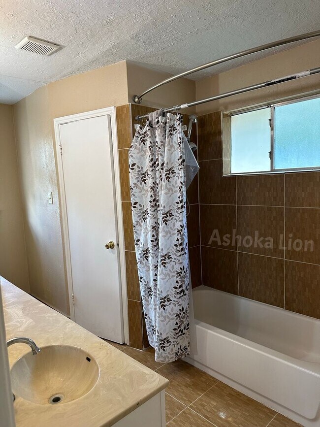 Building Photo - Beautiful 4 bedroom 2 bath home for rent