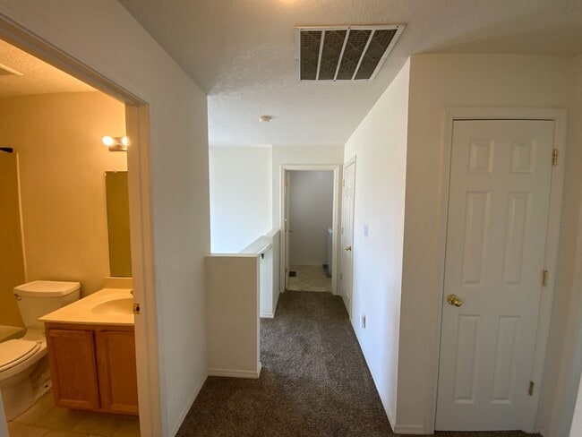 Building Photo - 3 Bedroom Home Available In Gated Communit...
