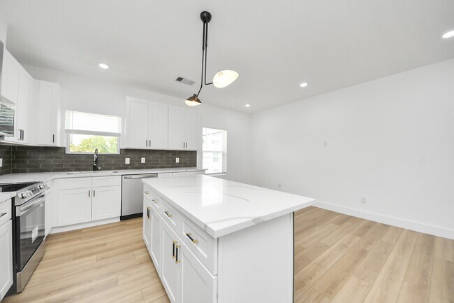 Building Photo - 801 E 32nd 1/2 St