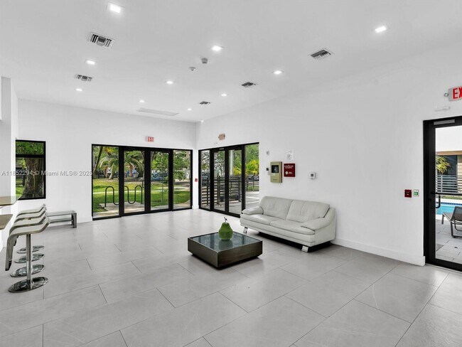 Building Photo - 4110 N Oak Pl