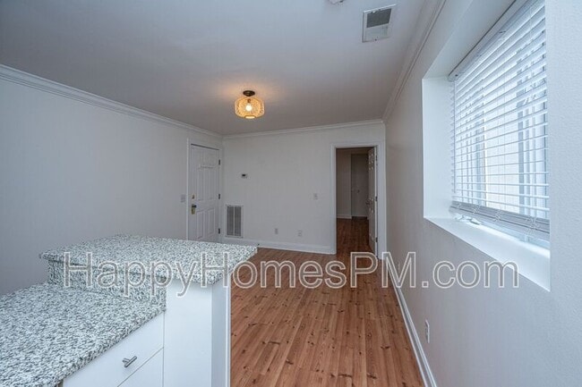 Building Photo - 338 King St