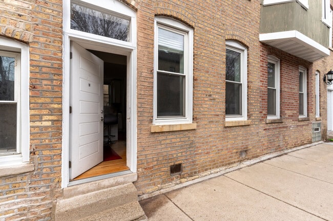 Building Photo - 846 N Hermitage Ave