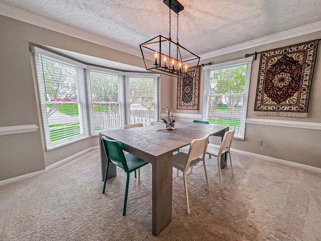 Building Photo - Beautiful and Spacious 4 Bedroom 2.5 Bathr...