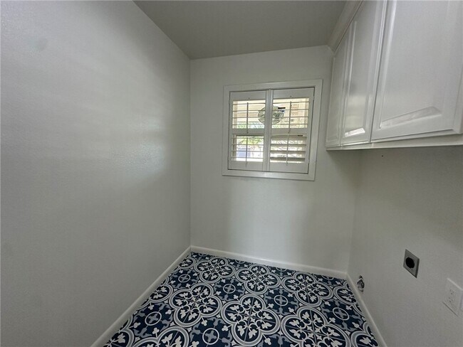 Building Photo - 301 Bermuda Pl