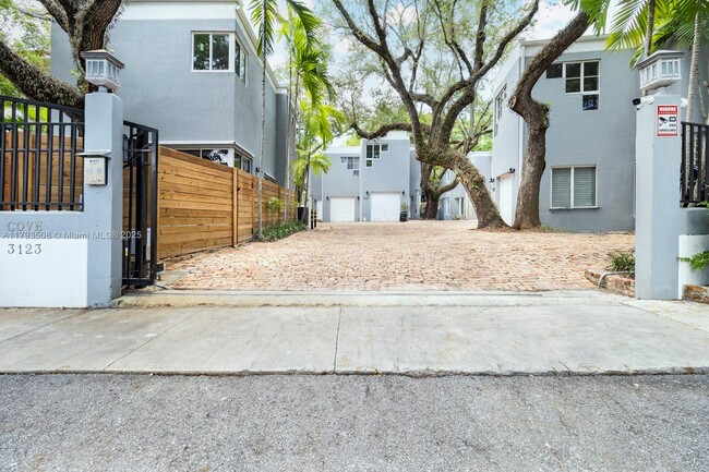 Building Photo - 3117 Mary St