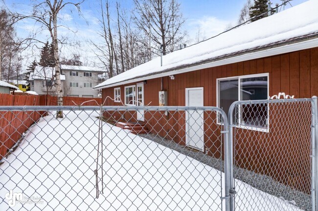 Building Photo - 887 E 76th Ave