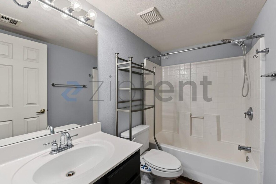 Building Photo - Unit 215