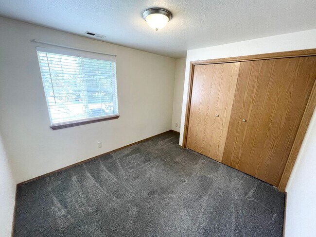 Building Photo - Beautiful 2 Bedroom 1 Bath Apartment- Close to BSU