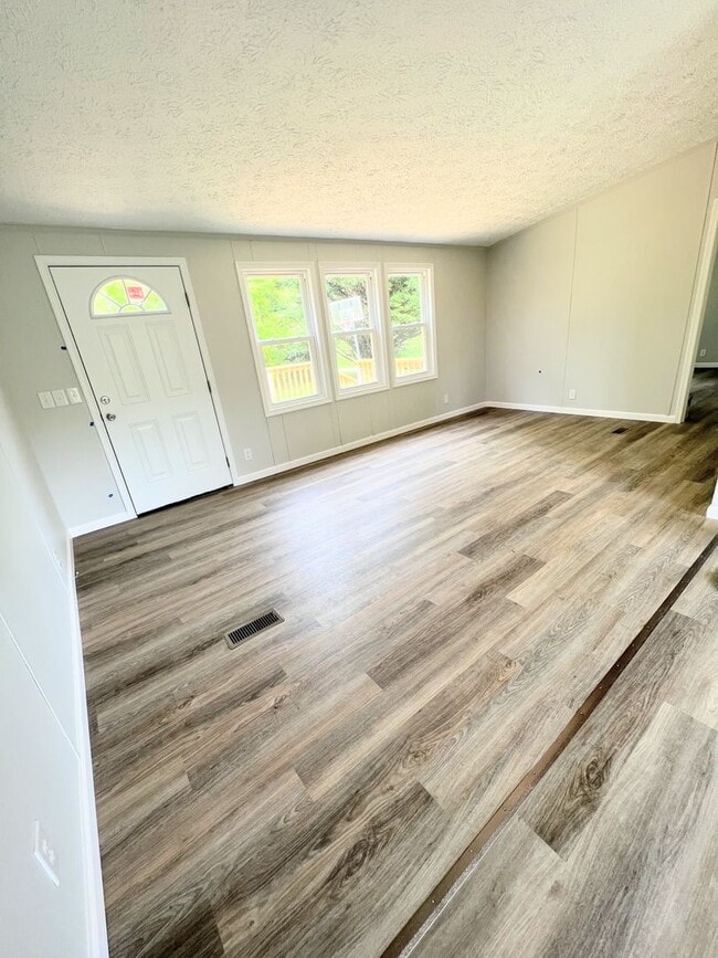 Building Photo - 3 Bedroom Home in Campbell County