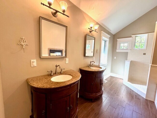 Building Photo - Gorgeous 5 bedroom, 4.5 bath, Westside Dan...