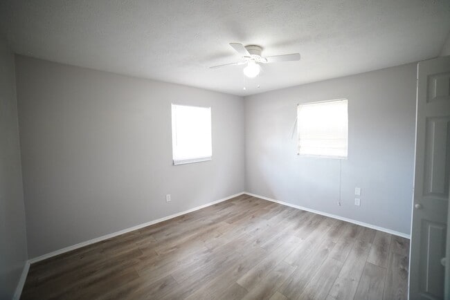 Building Photo - 4 bd/2 bath near Jackson Bluff