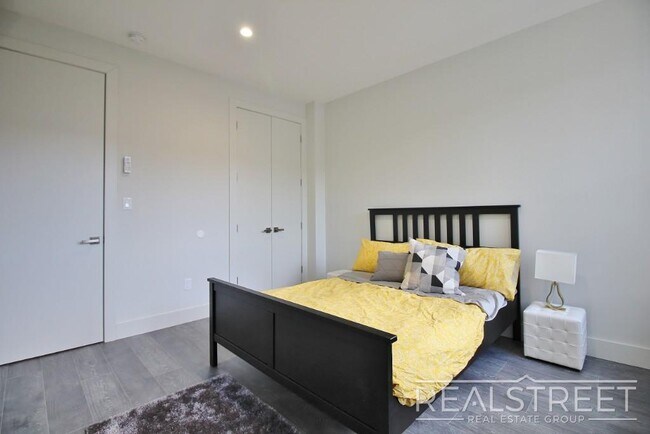 Building Photo - Giant 1 BED in Bushwick!