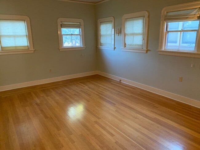 Building Photo - 3 Bedroom, hardwood floors, garage, A/C, Solar