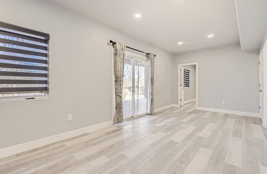 Building Photo - 15721 E Lake Cir