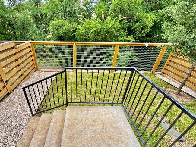 Building Photo - Beautiful Townhome!