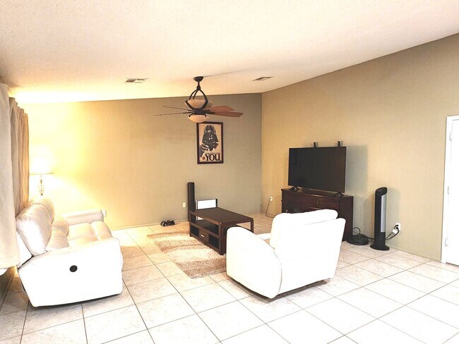 Building Photo - 4 bedroom, 2 bath in Ocotillo subdivision