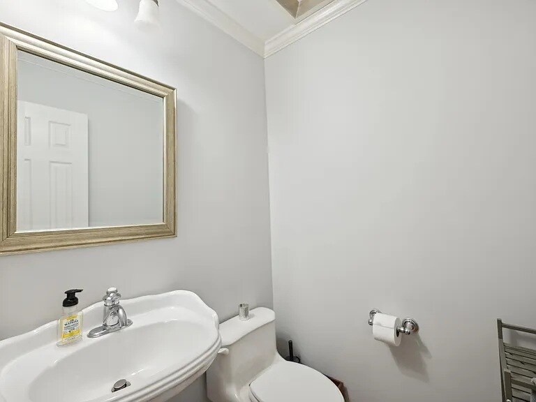 Building Photo - 11 Ivy Sq NE