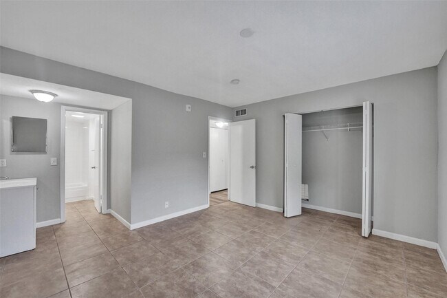 Building Photo - 555 SE 8th St