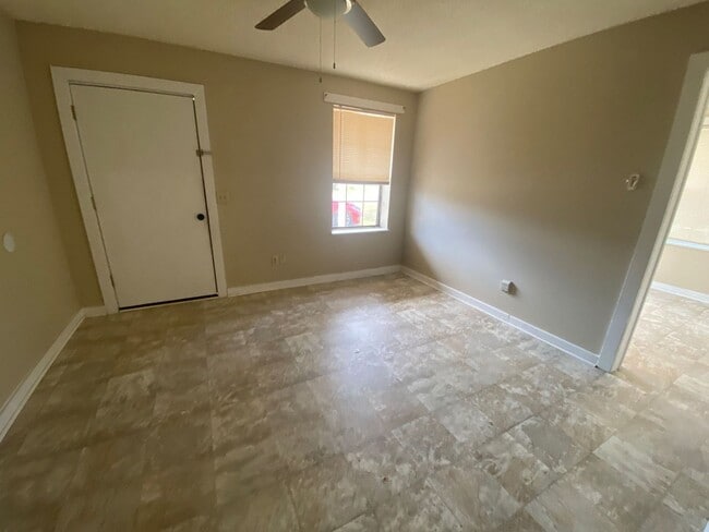 Building Photo - 619/621 E 13th St