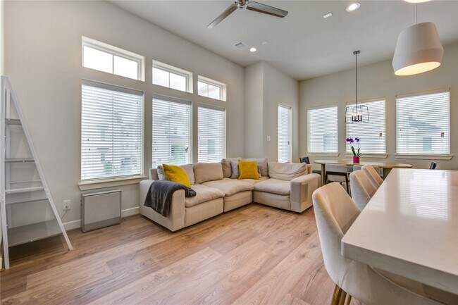 Building Photo - 730 Carriage Knls Dr