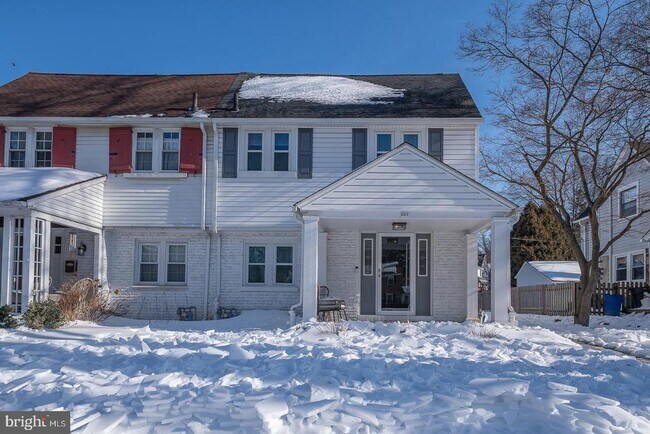 Building Photo - 227 E Hathaway Ln