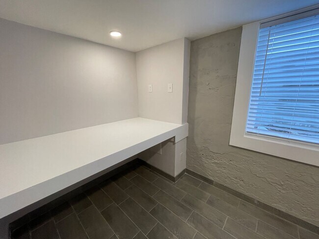 Building Photo - 6 Bedroom/2.5 Bath Home in North Fort Coll...