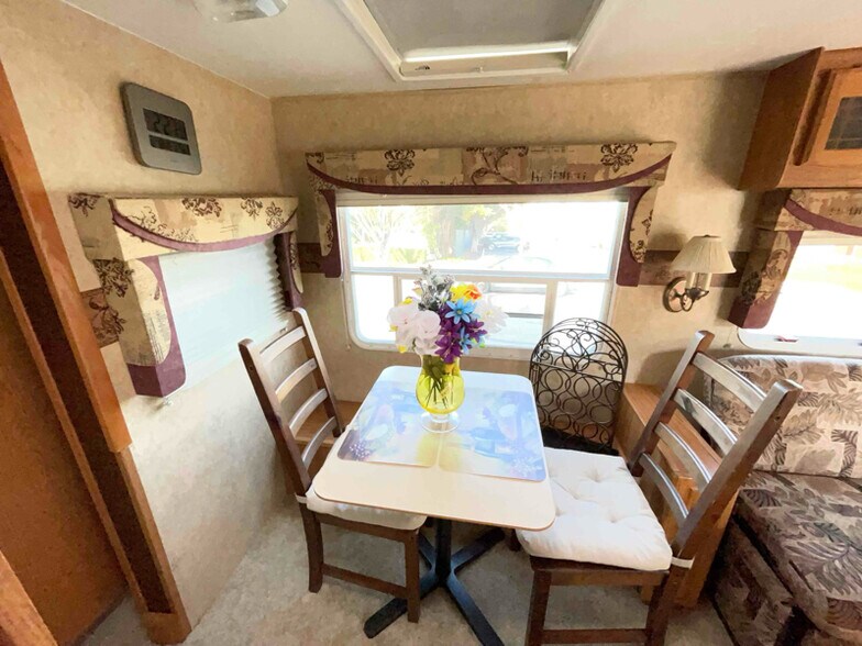 Building Photo - 1095 W El Camino Real