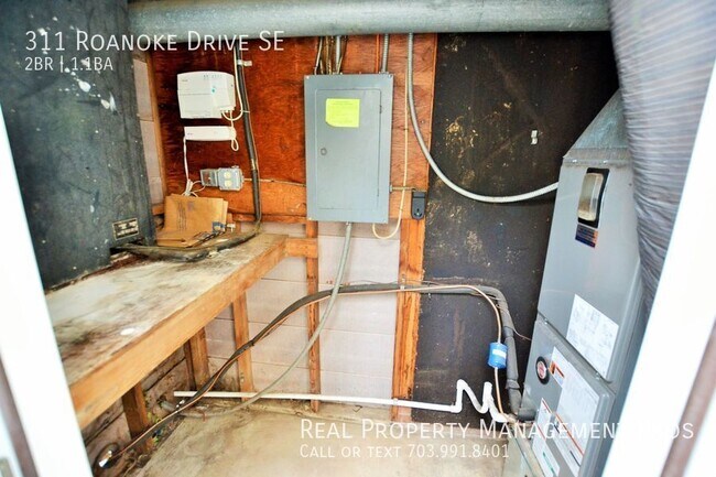 Building Photo - 311 Roanoke Dr SE