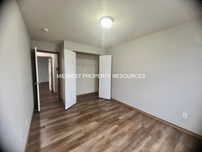Building Photo - Spacious 3 Bedroom, 2 Bath Townhome availa...