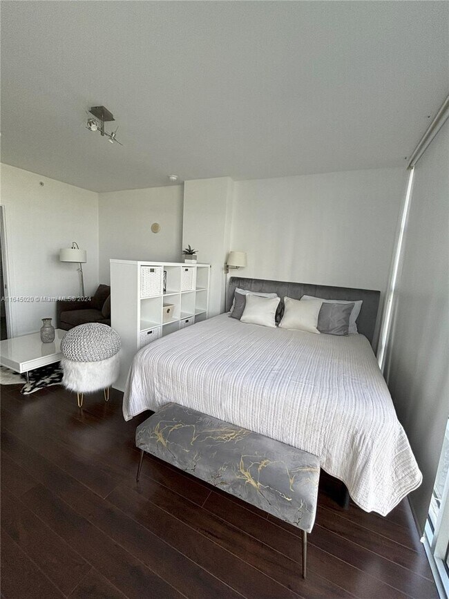 Building Photo - 3451 NE 1st Ave