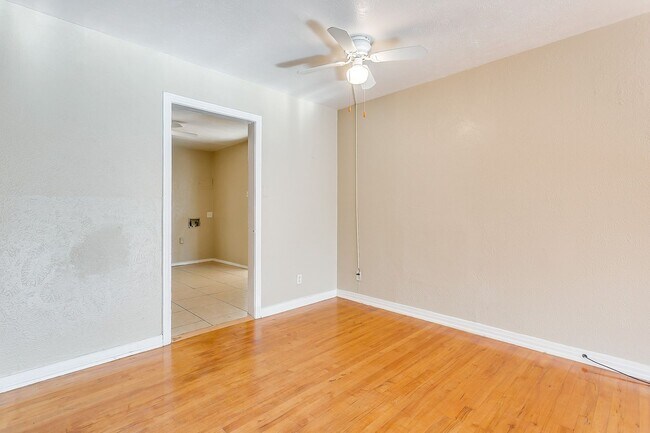 Building Photo - Ready for New Tenants- 2 bedroom 1 bath with an Additional Flex Room  Minutes from TCU- 76109