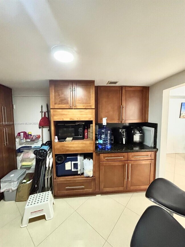 Building Photo - 801 Brickell Bay Dr