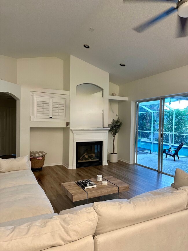 Building Photo - 1405 W River Ct