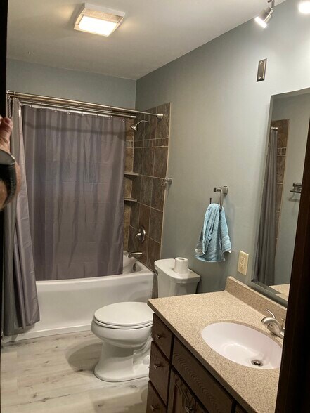 3080A Full Bath - 3080 Perrot Ave S