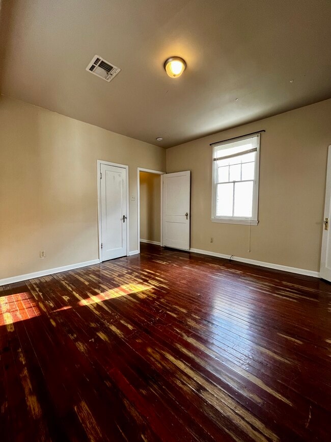 Building Photo - 2671 Gladiolus St