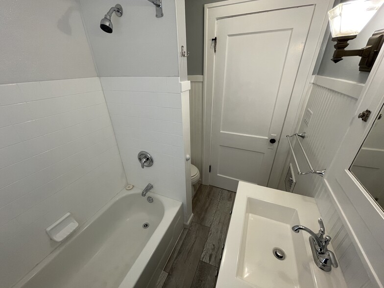 Newly refurbished full bathroom! - 514 Center St