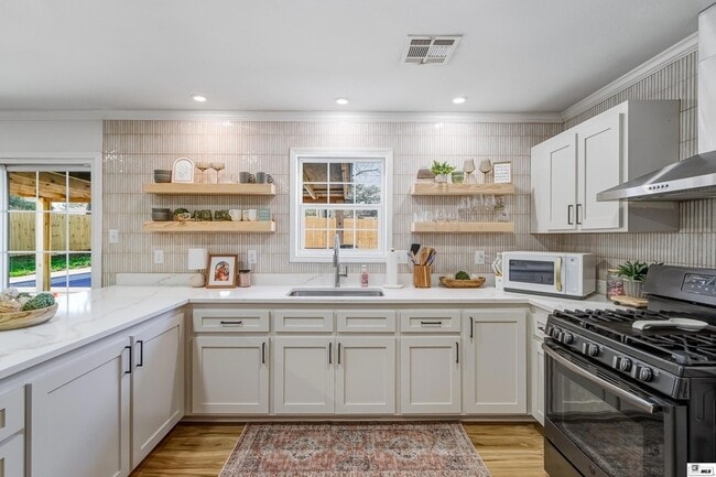 Building Photo - 111 Jennifer Ln