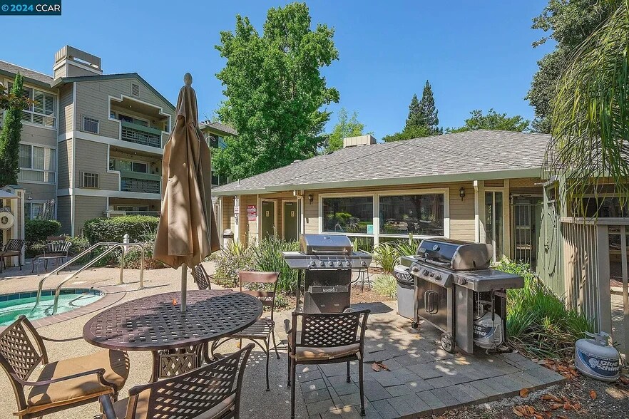 Building Photo - 2530 Oak Rd