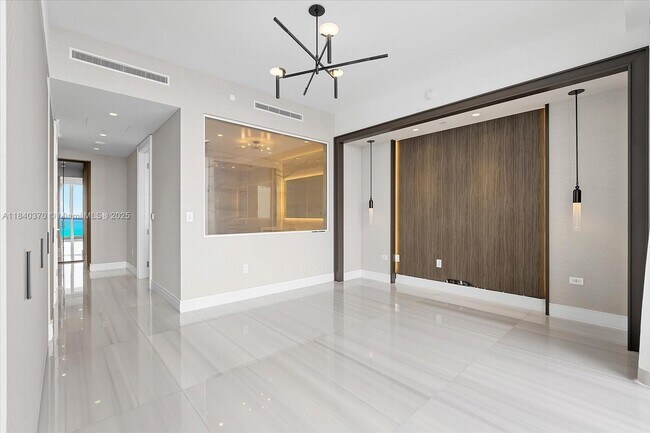 Building Photo - 17901 Collins Ave