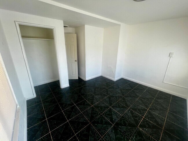 Building Photo - 6568 Oasis Ave