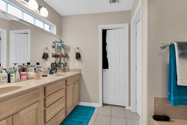 Building Photo - 1916 Kadima Cir